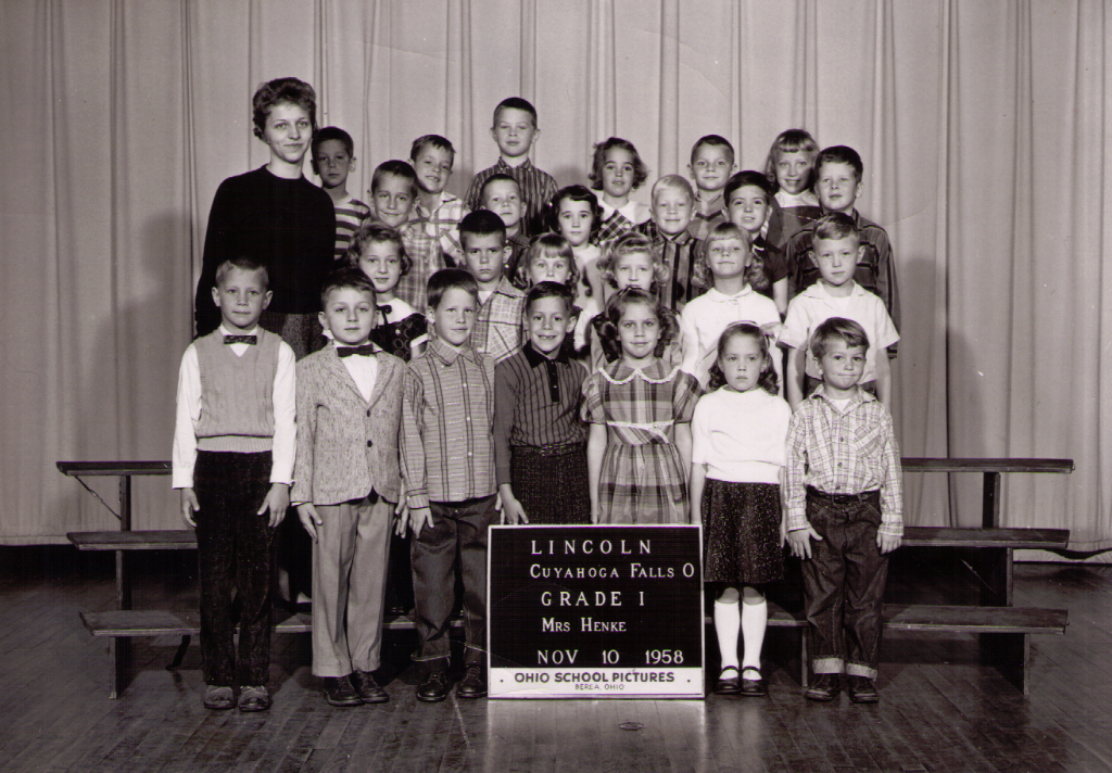 Lincoln School 1st Grade
Unknown= UK
1st row L-R :U.K, John Warner, Jay Katzenmyer,Dave Murphy, UK,Barb Willard,Bill Bryan, 2nd Row L-R:Mrs Henke,UK,George Boston,Sue Davis,Diane Gregson,UK,UK. 3rd Row L-R: Steve Kieger,Keith McMichael,Nancy Moore,Paul 